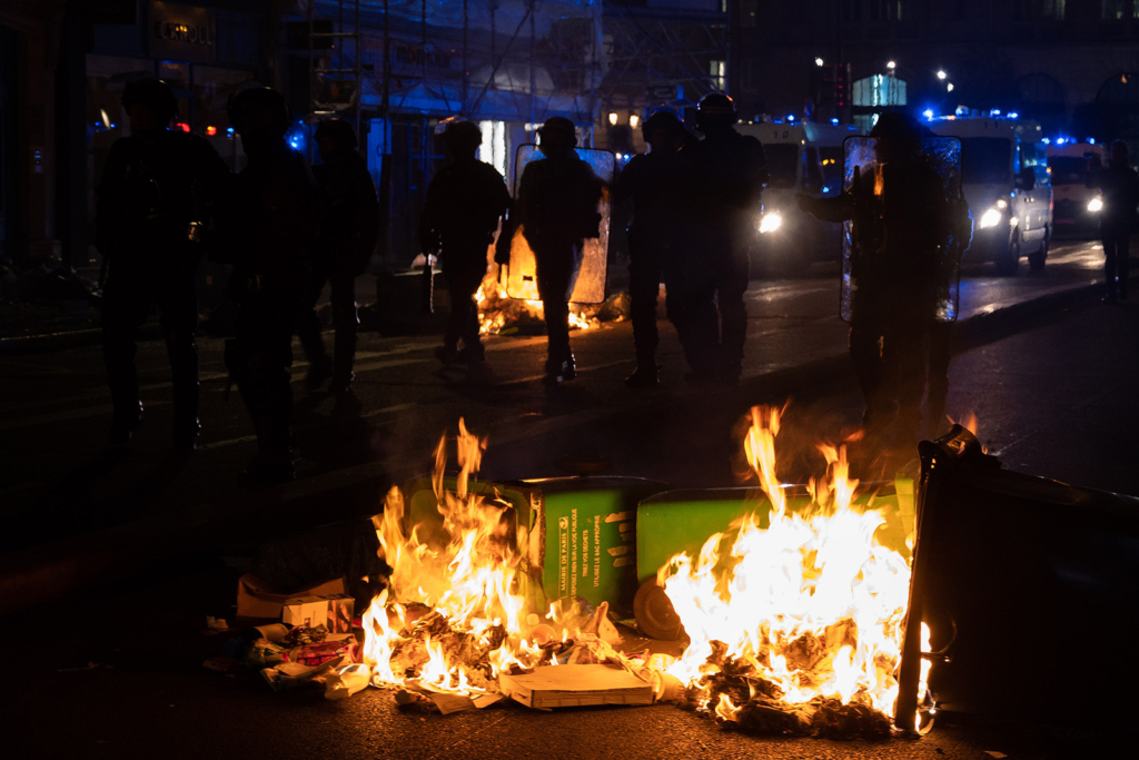 Manifestation sauvage réforme retraites 20 mars Paris policiers poubelles feu 49.3