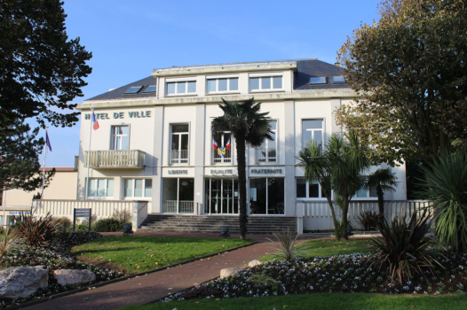Migrants : le maire de Saint-Brévin, victime de la haine raciste