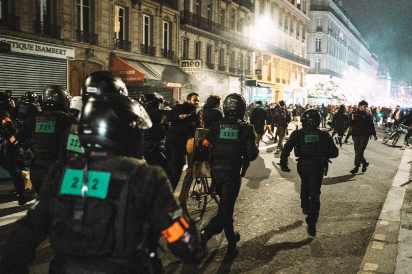 Coups de poing et matraques : une compagnie parisienne en roue libre