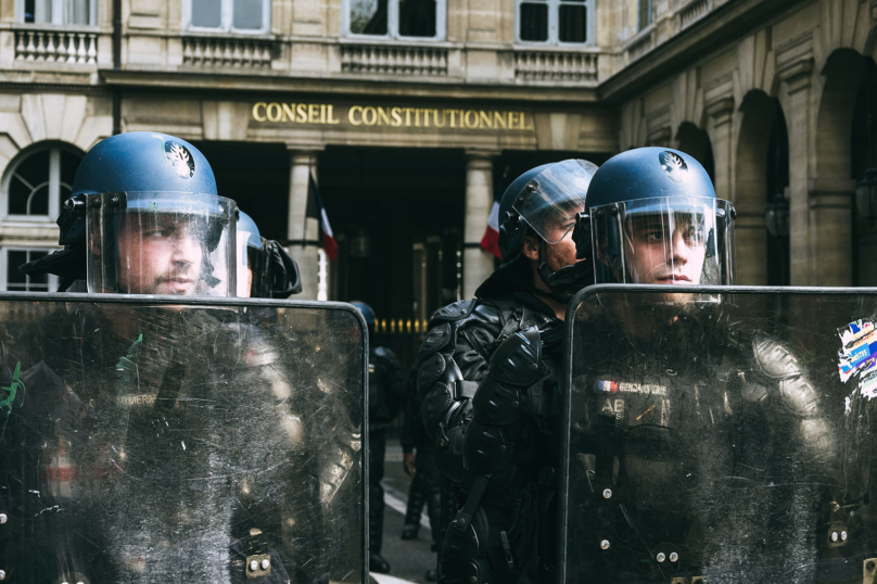 Un manifestant puni pour refus de donner le code d’un téléphone… inexistant