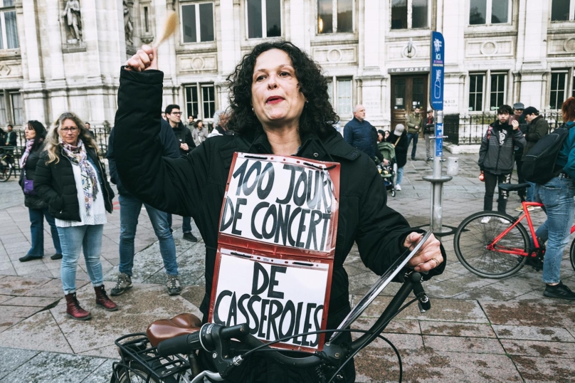 La macronie, un monde parallèle où les casseroles deviennent des armes de guerre