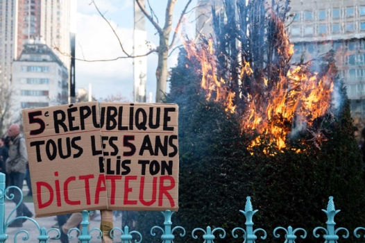 À bas la mauvaise Constitution et vivement la 6e République