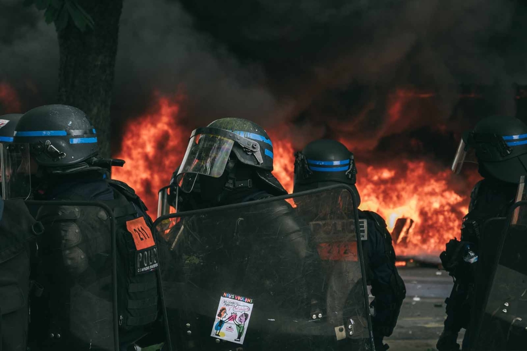 Manifestation Paris 1er mai 2023 réforme retraites policiers feu
