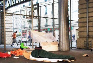 Réveils violents et expulsions, le quotidien d’exilés à Paris