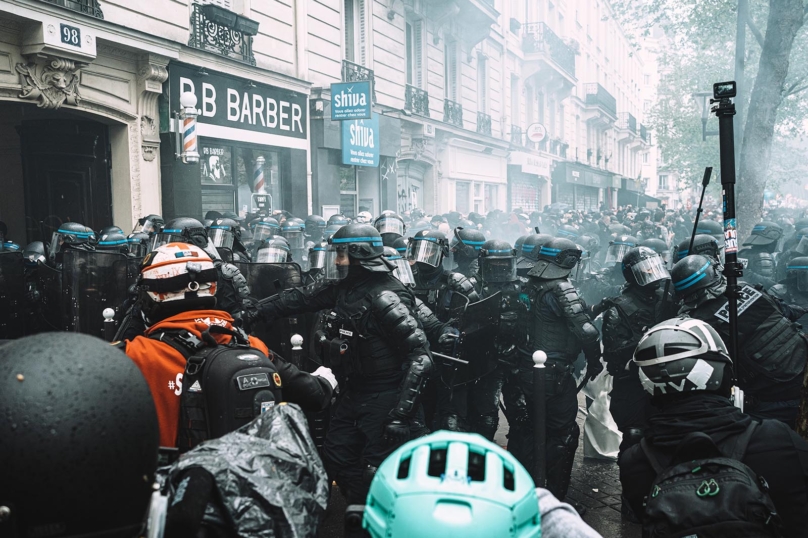 Le journaliste Rémy Buisine frappé par un policier non formé au maintien de l’ordre