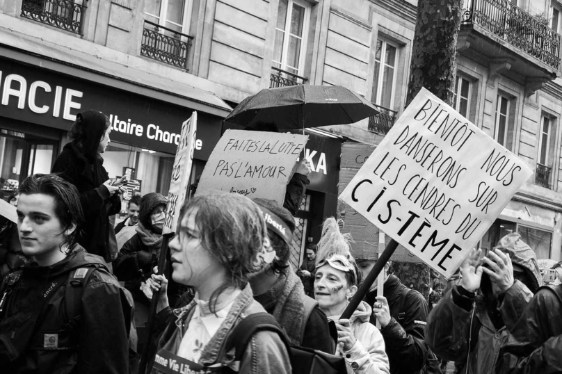 Féminismes gagés, luttes entravées