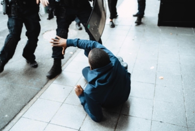 Révoltes dans les quartiers : l’histoire d’un abandon par un État raciste