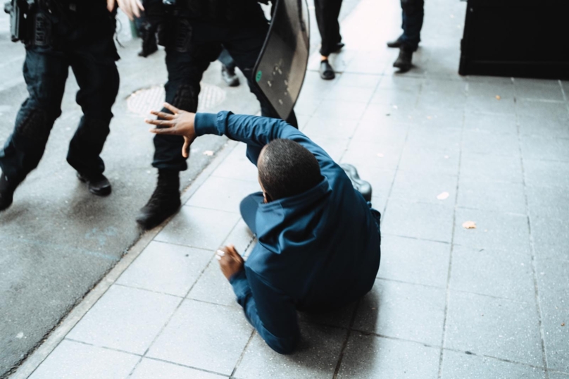 Révoltes dans les quartiers : l’histoire d’un abandon par un État raciste