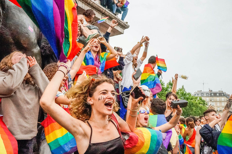 Marche des fiertés : à Paris, le capitalisme lave toujours plus rose