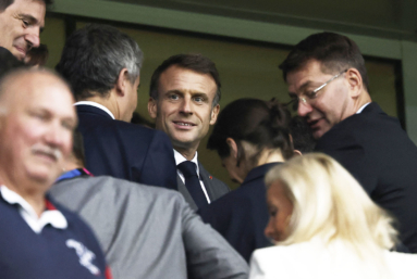 Pour aller voir le rugby à Lille, un aller-retour express en jet pour Emmanuel Macron