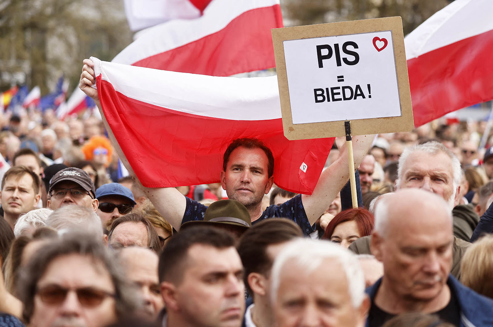 W Polsce nadzieja na powrót na tory demokracji