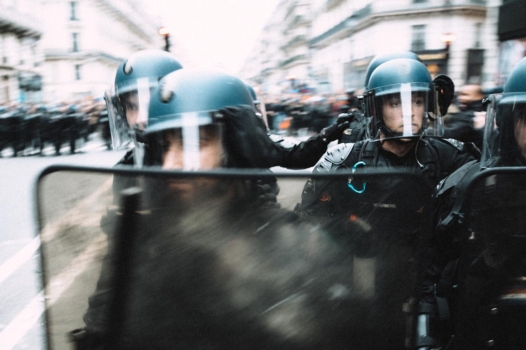 Le ministère de l’Intérieur sommé de garantir l&rsquo;identification des forces de l&rsquo;ordre