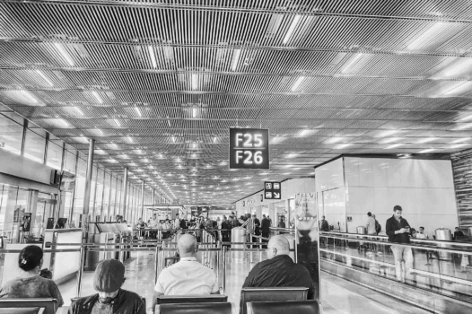 À Orly, Alicia, 13 ans, privée de liberté par l’État français