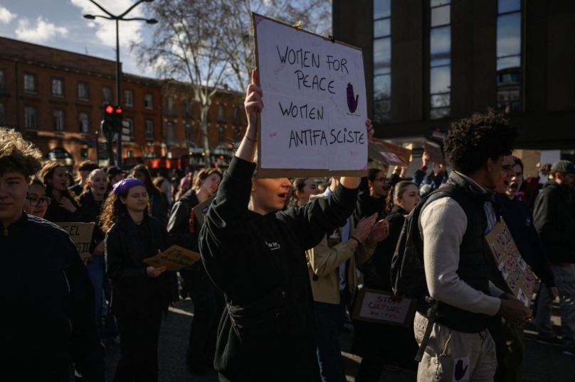 VIDÉO – La théorie du ruissellement… féministe