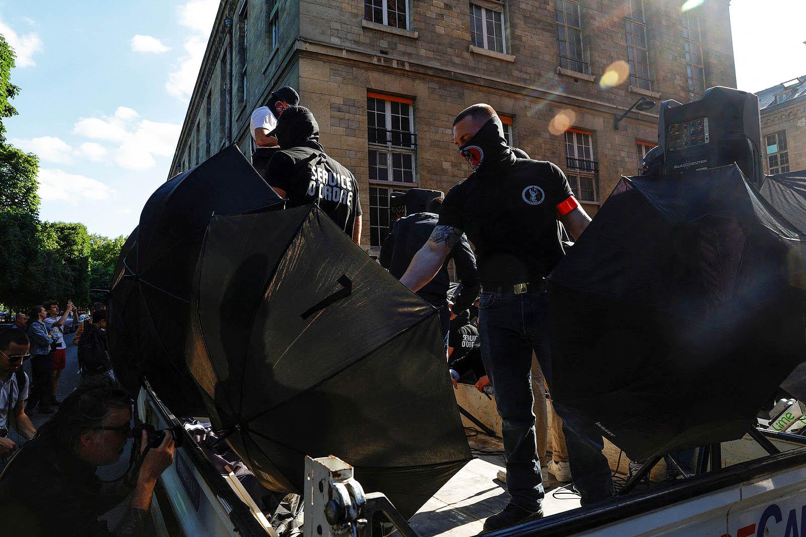 Des hymnes à Pétain aux néonazis dans la rue : le long week-end de la honte