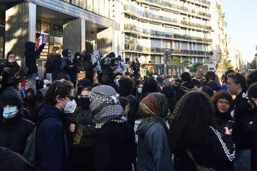 Mobilisation lycéenne : à Assas, un blocus et des étudiants divisés sur la loi « casseur-payeur »