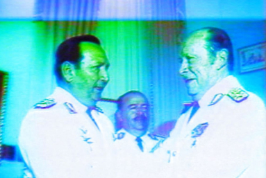 « Derrière les drapeaux, le soleil » : le fantôme d’une dictature