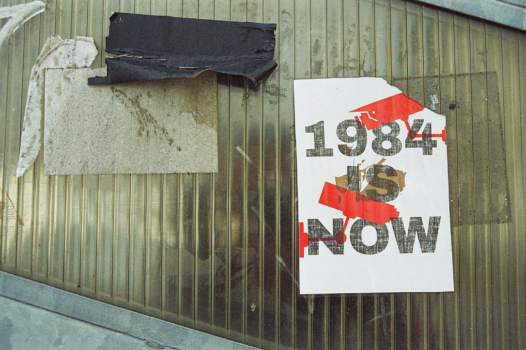 Dire tout et n’importe quoi : ce que la montée du fascisme fait à la langue