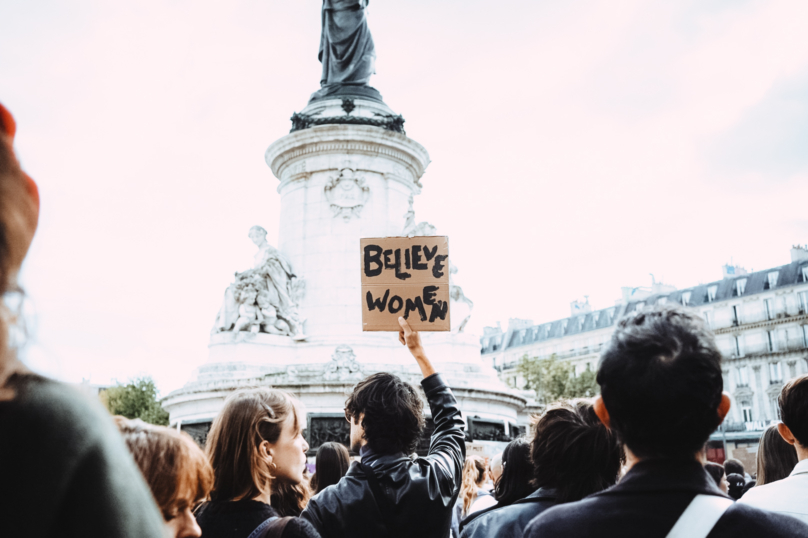 Plainte pour VSS : un parcours d’obstacles pour les femmes discriminées