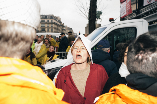Dans leurs médias, les milliardaires Bolloré et Stérin mènent un combat contre les femmes