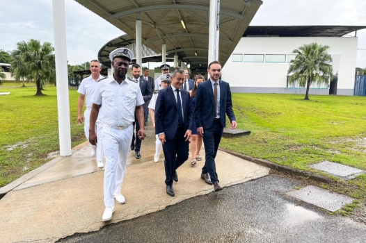 En Guyane, Darmanin offre le retour des bagnes à la galaxie Bolloré