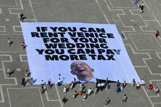 L’image : Greenpeace adresse ses vœux à Jeff Bezos