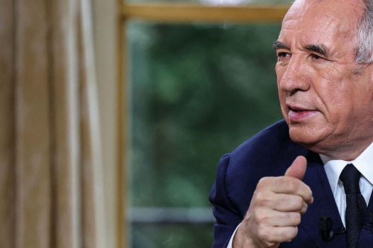 En s’attaquant à l’AME, François Bayrou tente de se sauver grâce au RN