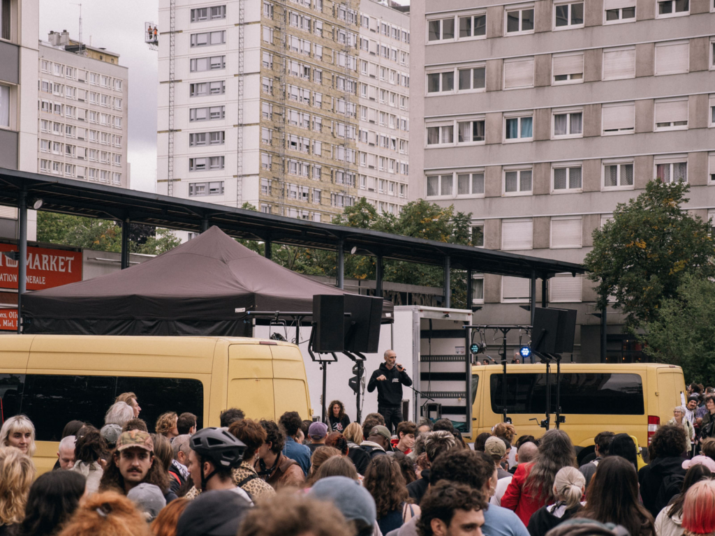 10 septembre Bloquons tout Paris Place des fêtes