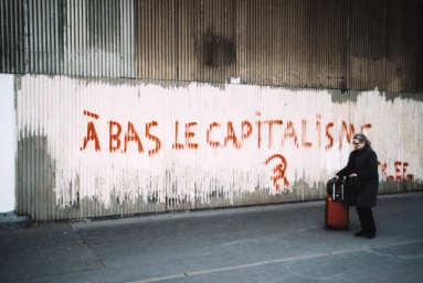 De la dette publique à la lutte contre la démocratie : une stratégie néolibérale