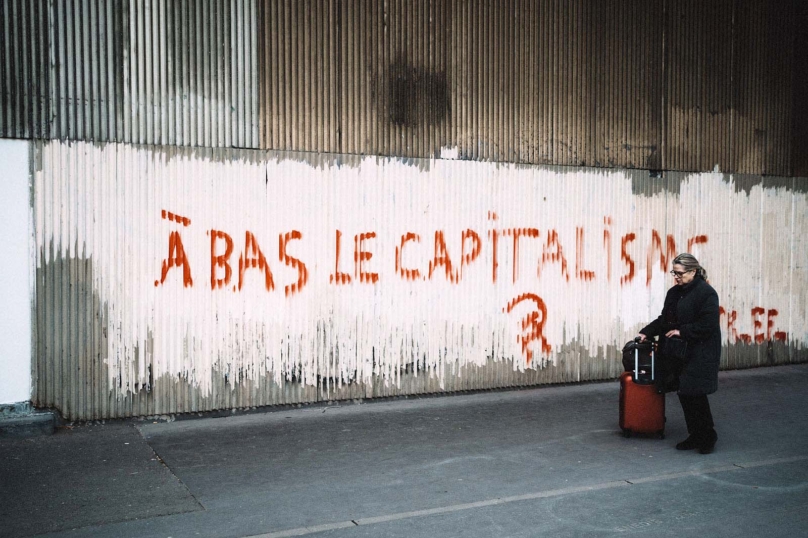 De la dette publique à la lutte contre la démocratie : une stratégie néolibérale