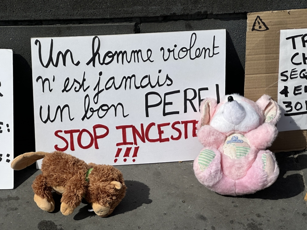 À Paris, des mères réclament la protection de leurs enfants victimes de ...