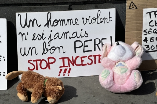 À Paris, des mères réclament la protection de leurs enfants victimes de violences