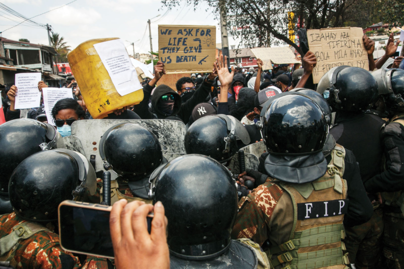 L’image : violentes répression des manifestations à Madagascar