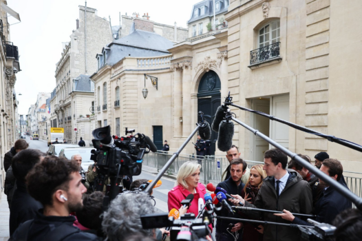 Lecornu : sans 49.3 mais avec un chèque en blanc au RN