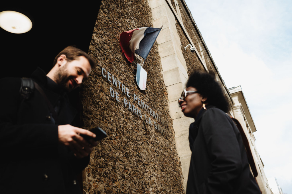 Ugo Bernalicis et Danièle Obono devant la prison de la Santé à Paris, le 27 octobre 2025.