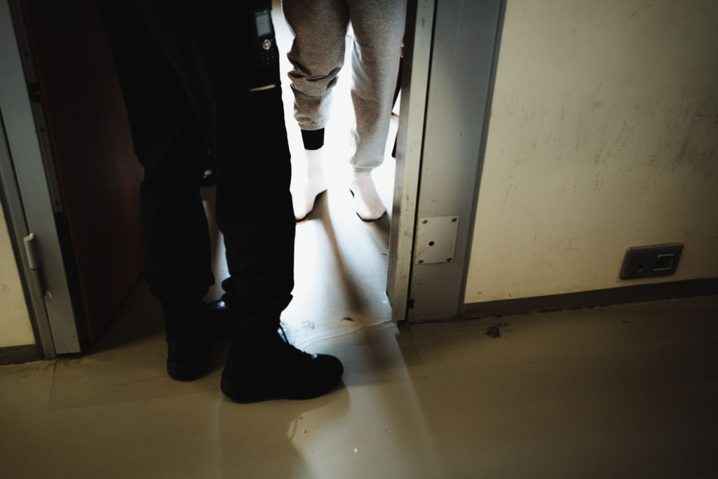 Dans le quartier des arrivants, un surveillant ferme une cellule. Ici, les détenus restent entre « quatre et quinze jours ».