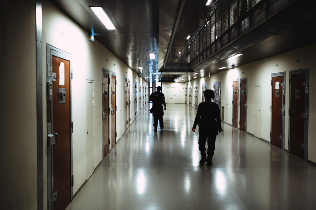 Le couloir d'un quartier de détention. Le taux d’occupation à la prison de la Santé est de 188 % au moment de la visite alors que les détentions provisoires représentent 49 % de sa population.