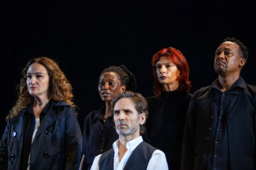 Au Kosovo, le théâtre lutte et relie