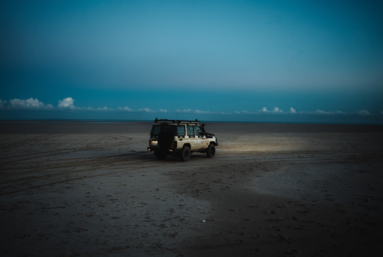 À la frontière franco-britannique, la parade de l’extrême droite, entre associations inquiètes et forces de l’ordre passives