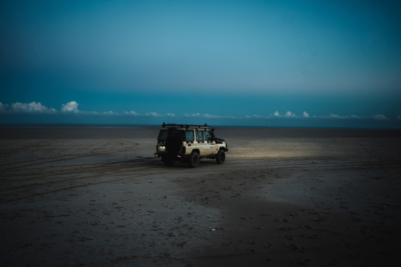 À la frontière franco-britannique, la parade de l’extrême droite, entre associations inquiètes et forces de l’ordre passives