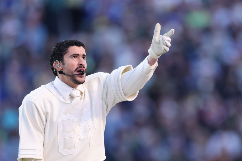 Super Bowl : Bad Bunny défie joyeusement l&rsquo;Amérique trumpiste