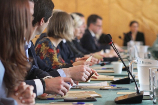 Municipales : la gauche s’effrite, la droite se recombine, et 2027 s’éloigne