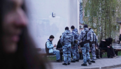 Soutenir ou partir : à Moscou, une jeunesse sous contrôle