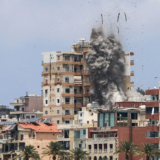 L&rsquo;image : au Liban, la ville de Tyr visée par des frappes israéliennes