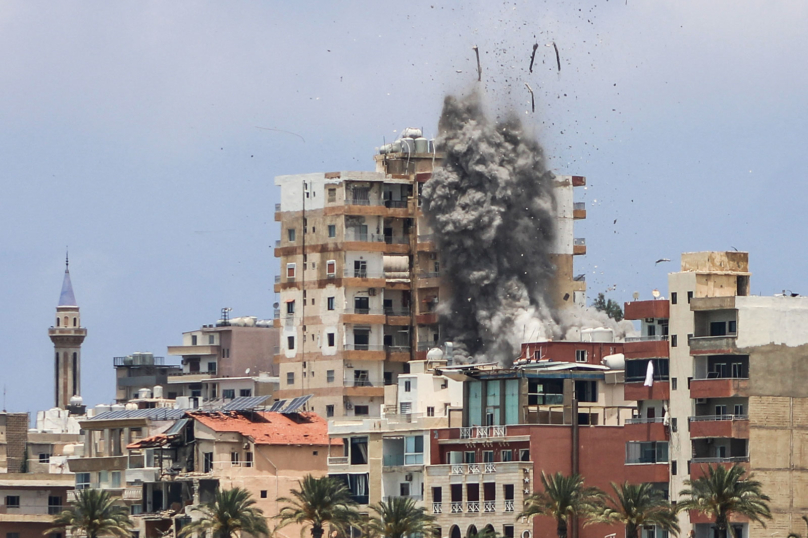 L’image : au Liban, la ville de Tyr visée par des frappes israéliennes