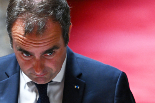 Budget : Sébastien Lecornu continue d’attaquer les arrêts maladie et braque la gauche
